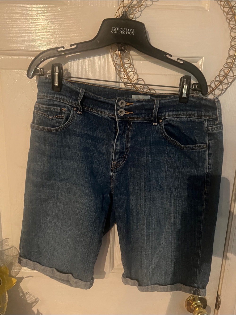 Levi's 515 Blue Denim Bermuda Shorts with Back Pocket Flaps, size 12. EUC - Picture 5 of 9